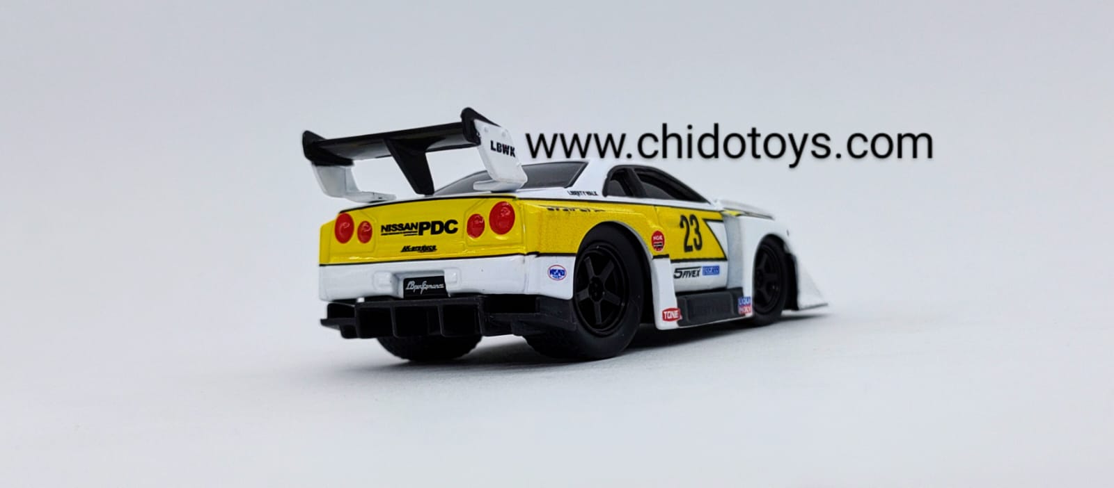 Auto a escala marca Maisto "Muscle Machines", Modelo LBWK Nissan Slyline GT - R R34 - Chido Toys