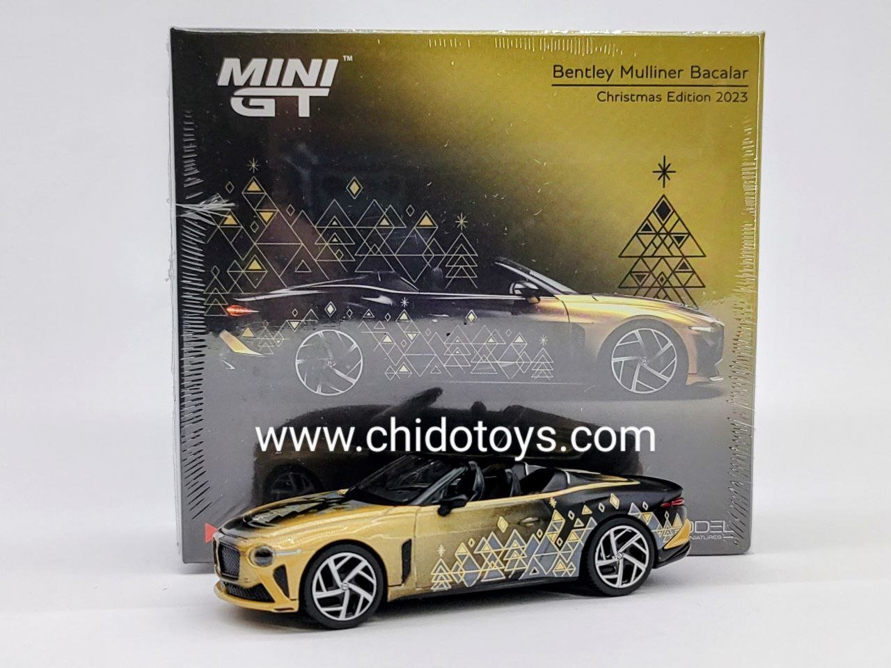 Mini GT Bentley Mulliner Bacalar Christmas Edition 2023 escala 1:64 dorado y negro, convertible con llantas de goma y decoración navideña