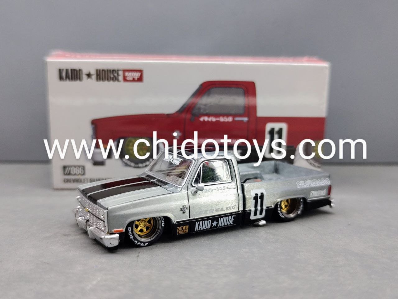 Auto a escala marca Mini GT, Modelo CHASE de Chevrolet Silverado 1983 KAIDO V1 - Rojo - Chido Toys