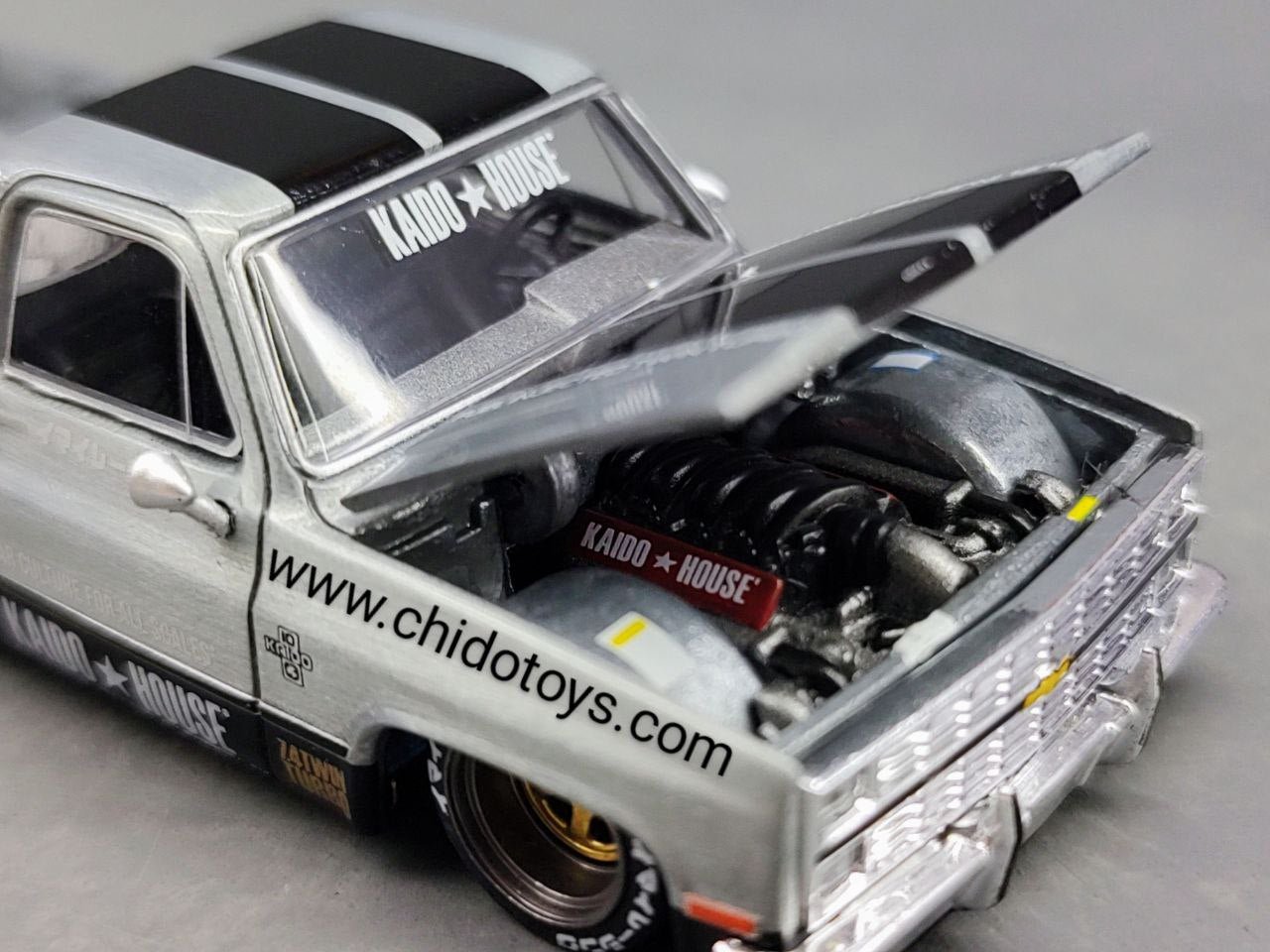 Auto a escala marca Mini GT, Modelo CHASE de Chevrolet Silverado 1983 KAIDO V1 - Rojo - Chido Toys