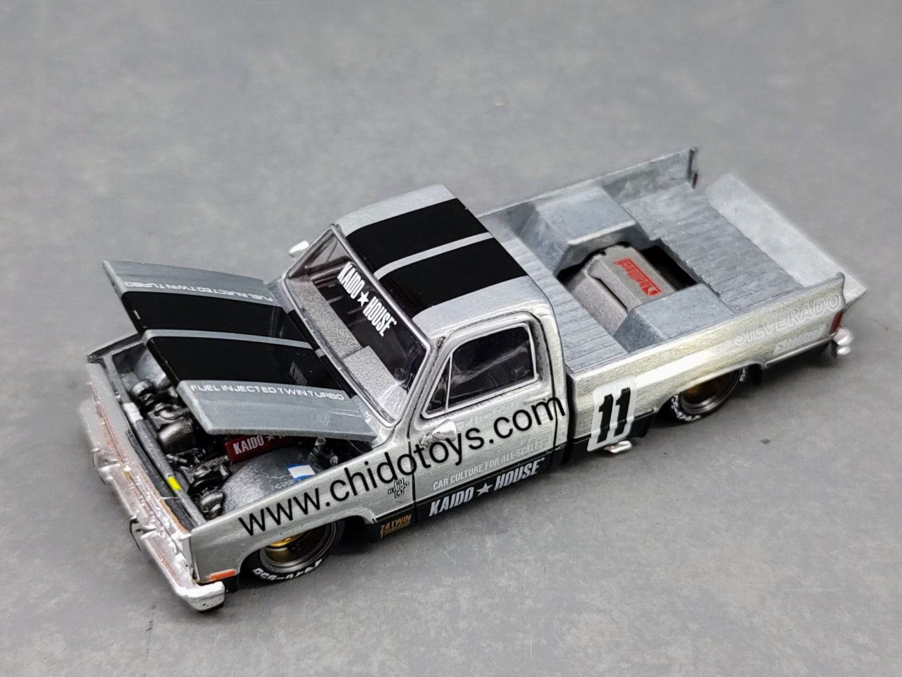 Auto a escala marca Mini GT, Modelo CHASE de Chevrolet Silverado 1983 KAIDO V1 - Rojo - Chido Toys