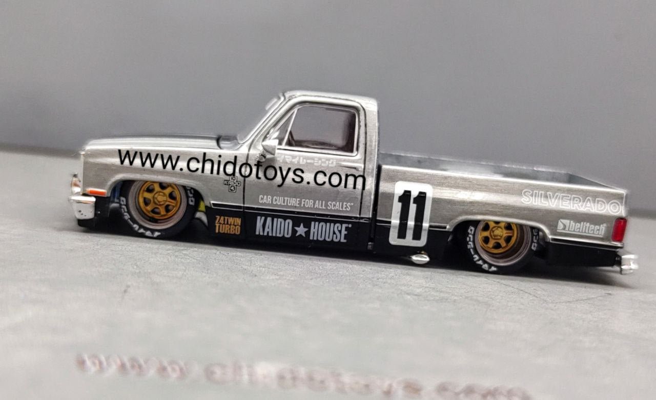 Auto a escala marca Mini GT, Modelo CHASE de Chevrolet Silverado 1983 KAIDO V1 - Rojo - Chido Toys