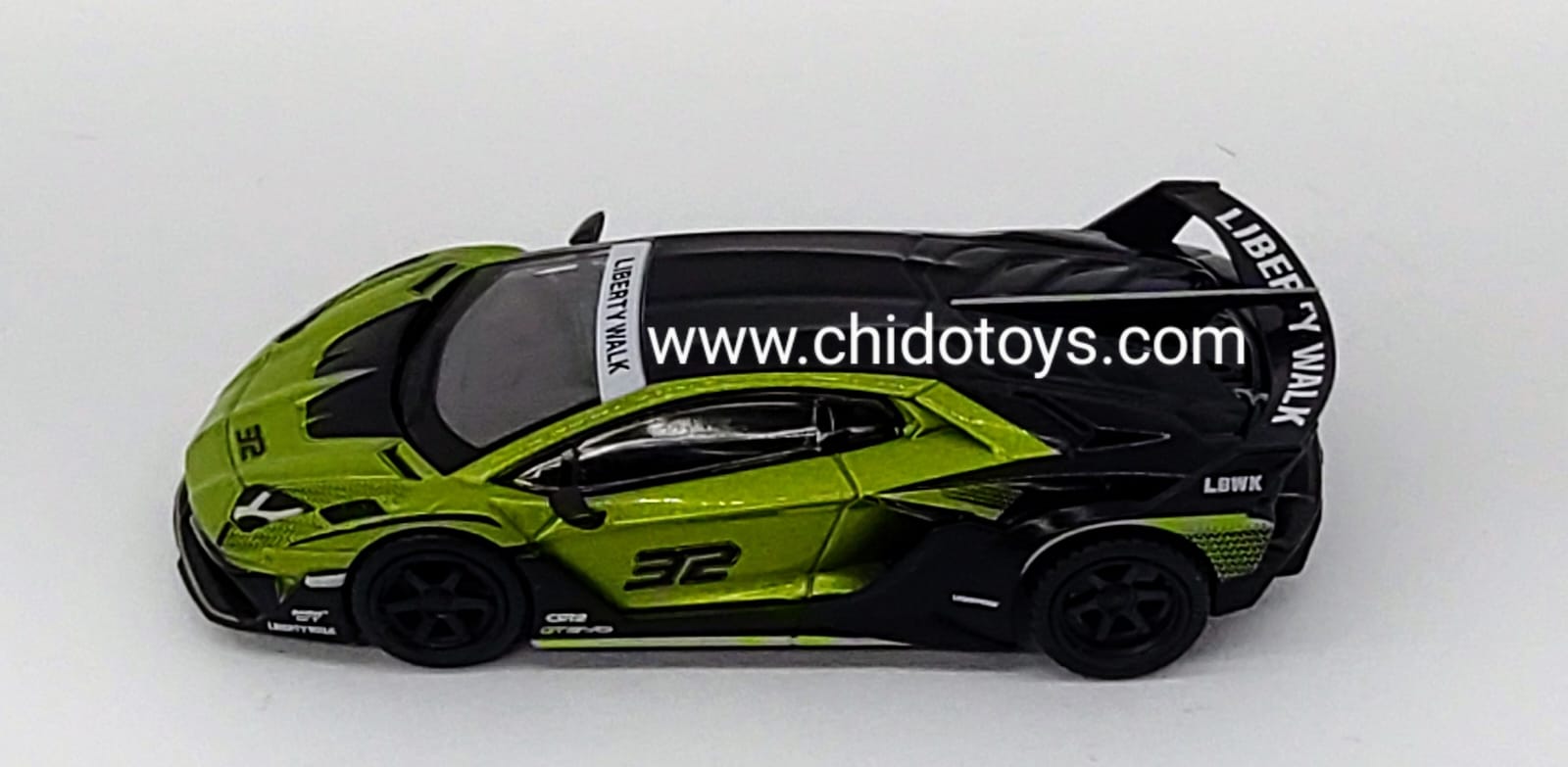 Auto a escala marca Mini GT, Modelo LB - Silhouette WORKS, Lamborghini Aventador GT EVO Lima - Chido Toys