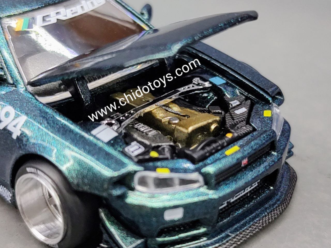 Auto a escala marca Mini GT, Modelo Nissan Skyline GT - R (R34) Kaido Works GReddy - Chido Toys