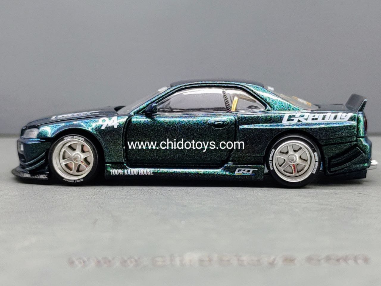 Auto a escala marca Mini GT, Modelo Nissan Skyline GT - R (R34) Kaido Works GReddy - Chido Toys