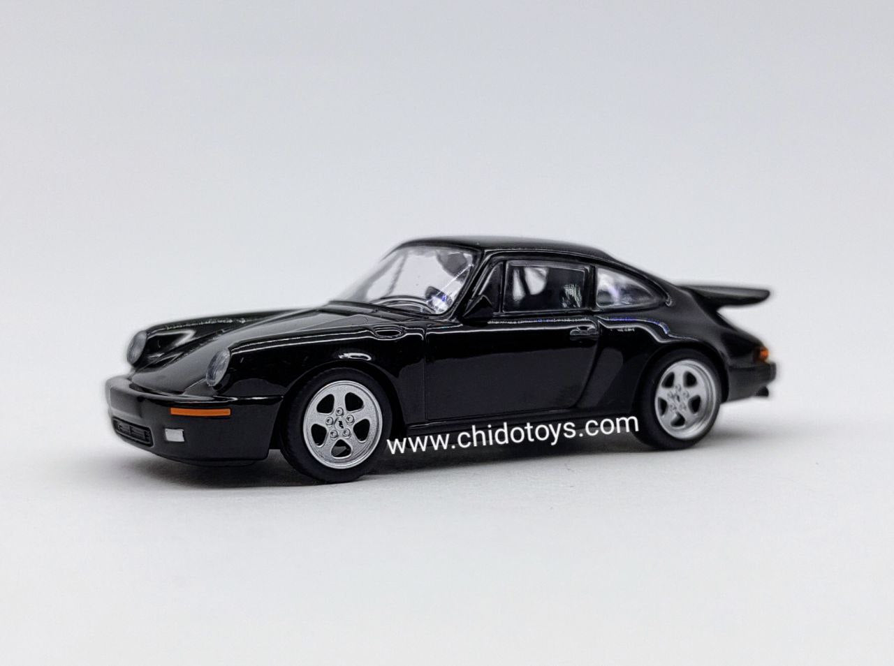 RUF CTR 1987 Black de Mini GT fuera del empaque, vista tres cuartos, rines blancos y detalles finos.