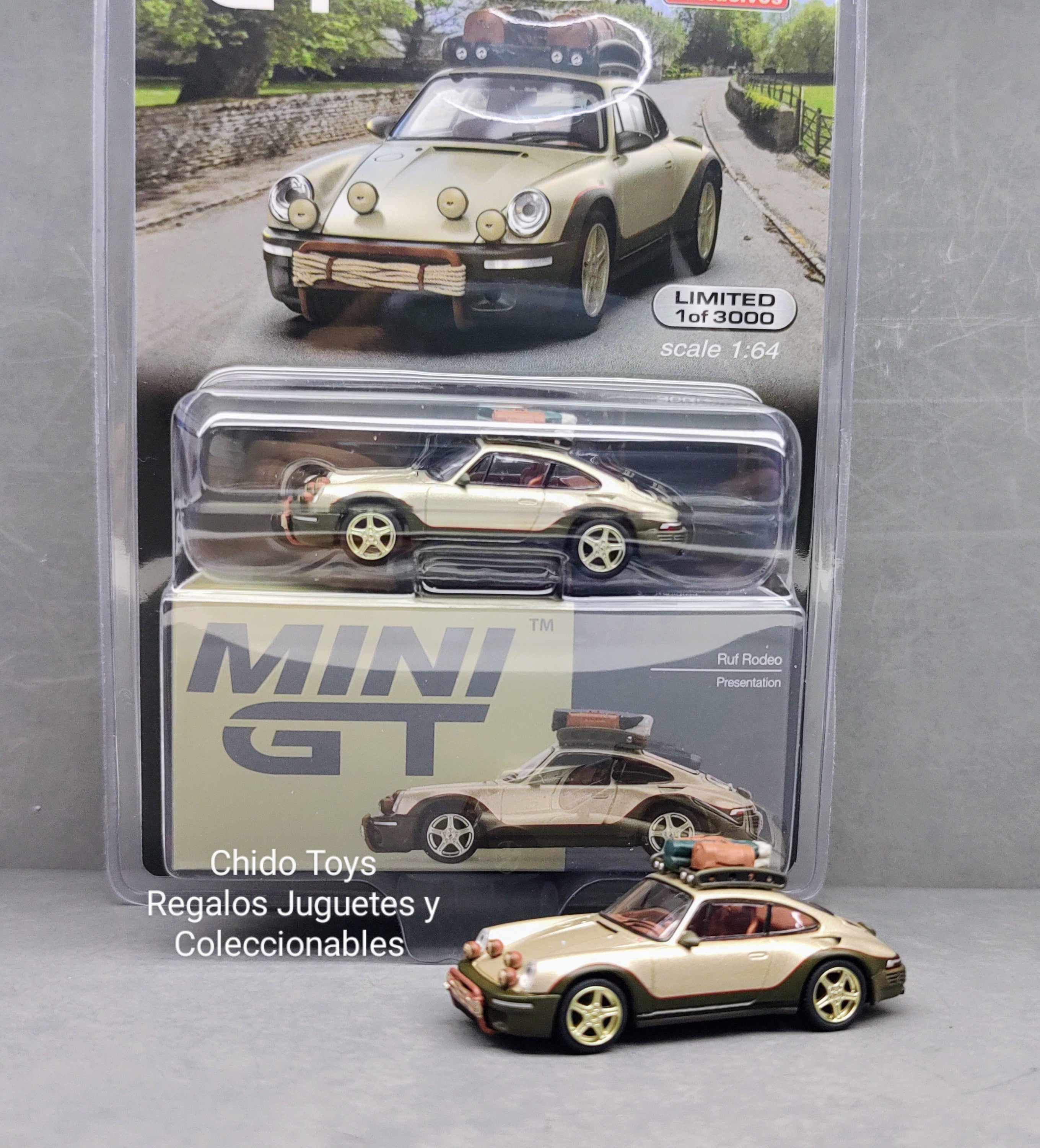 Mini GT RUF Rodeo Presentation 1:64 en blíster sellado, color olive/gold.