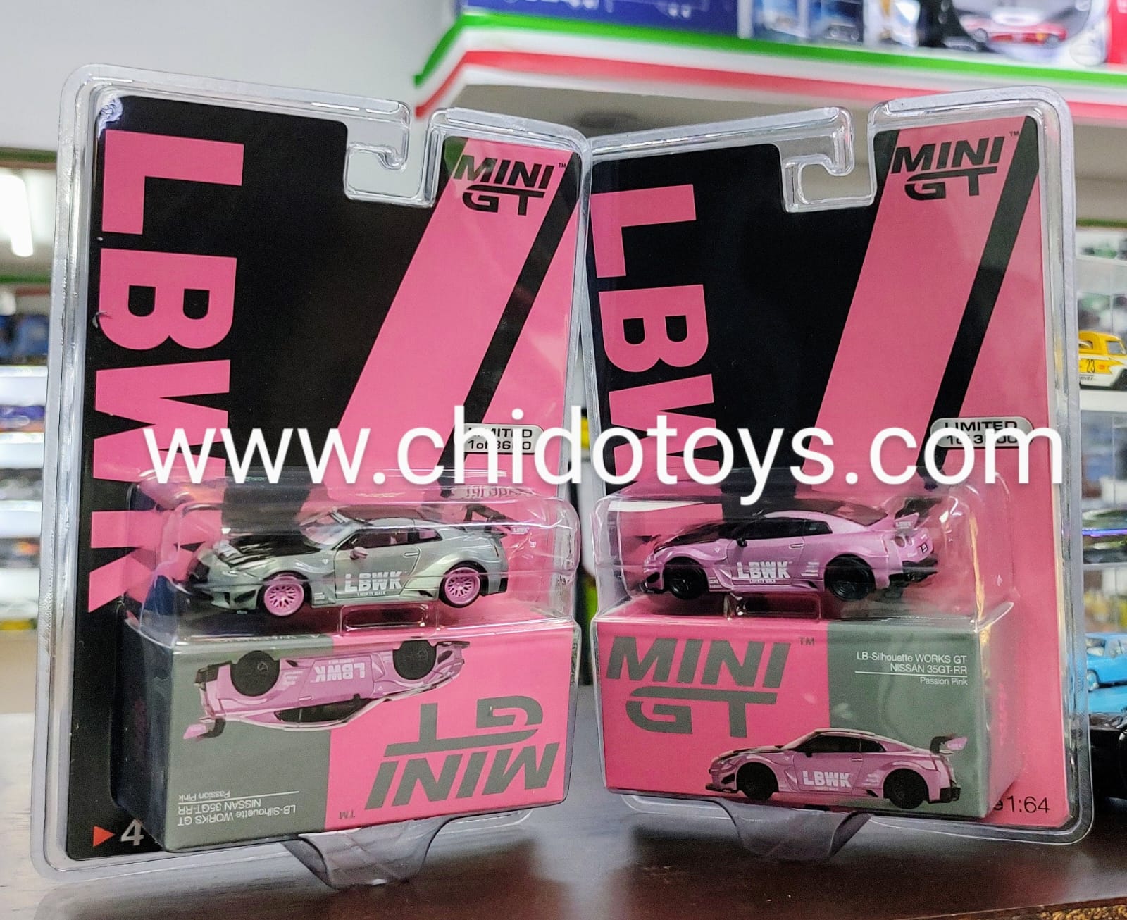 Set de dos versiones Mini GT LBWK Nissan 35GT-RR Passion Pink 1:64