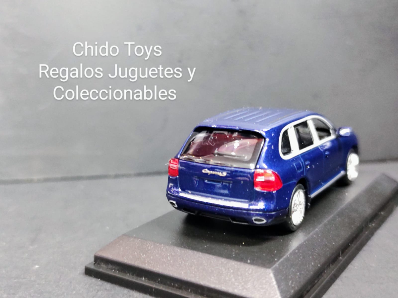 Auto a escala marca Minichamps, modelo Porsche Cayenne GTS 2007, edad 14+ - Chido Toys