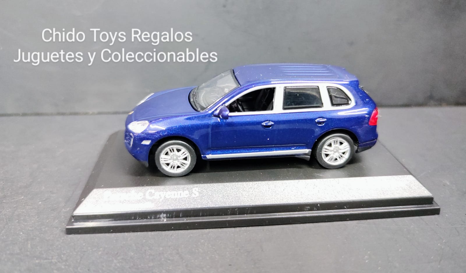 Auto a escala marca Minichamps, modelo Porsche Cayenne GTS 2007, edad 14+ - Chido Toys