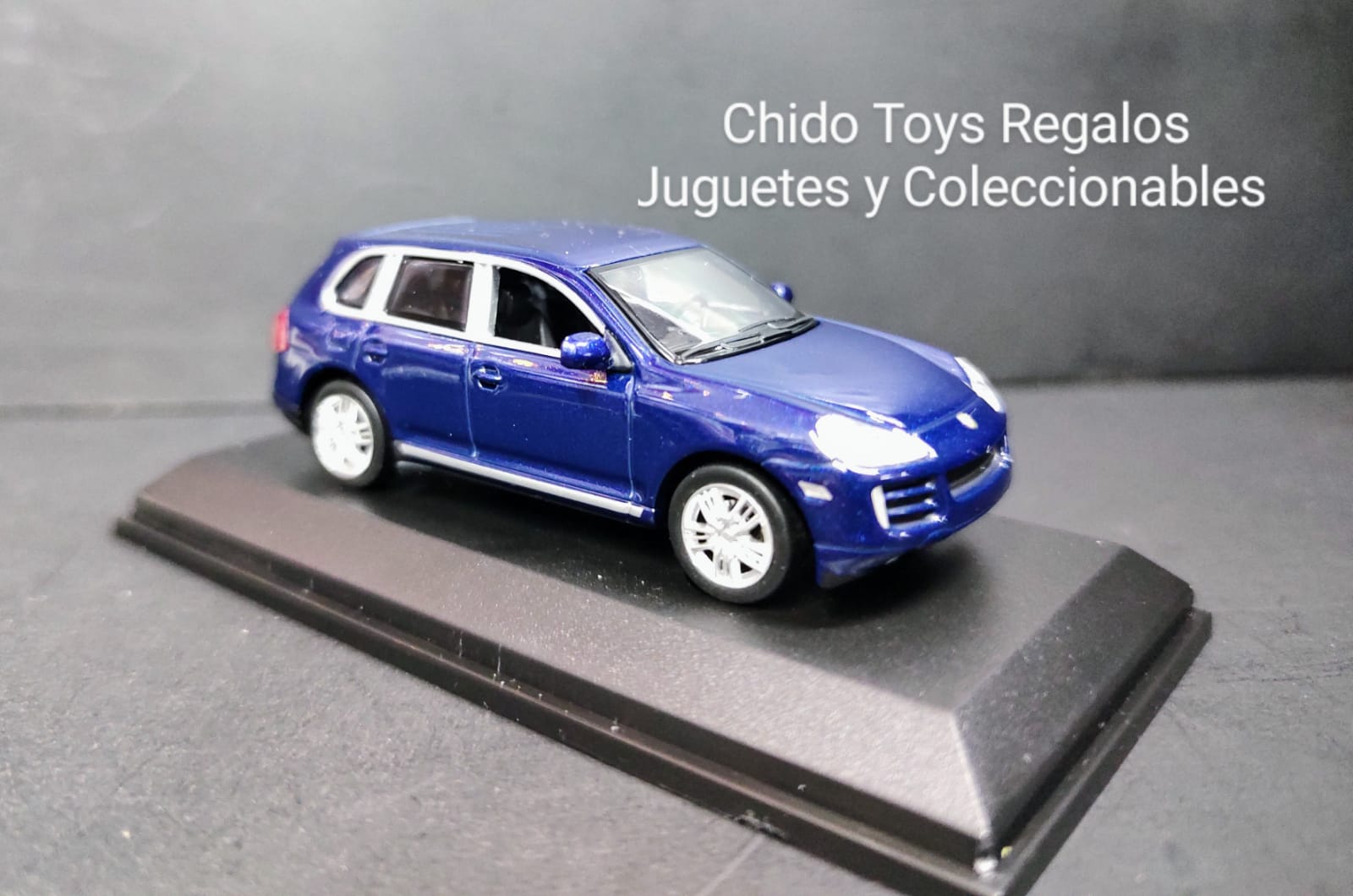 Auto a escala marca Minichamps, modelo Porsche Cayenne GTS 2007, edad 14+ - Chido Toys