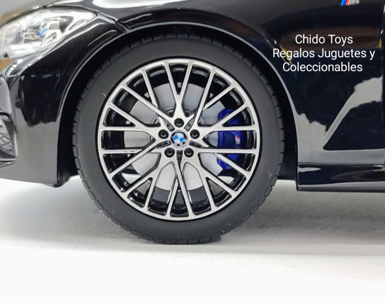 Auto a escala marca NOREV Modelo BMW, SERIE 3 (G20) 330i 2019 - Chido Toys