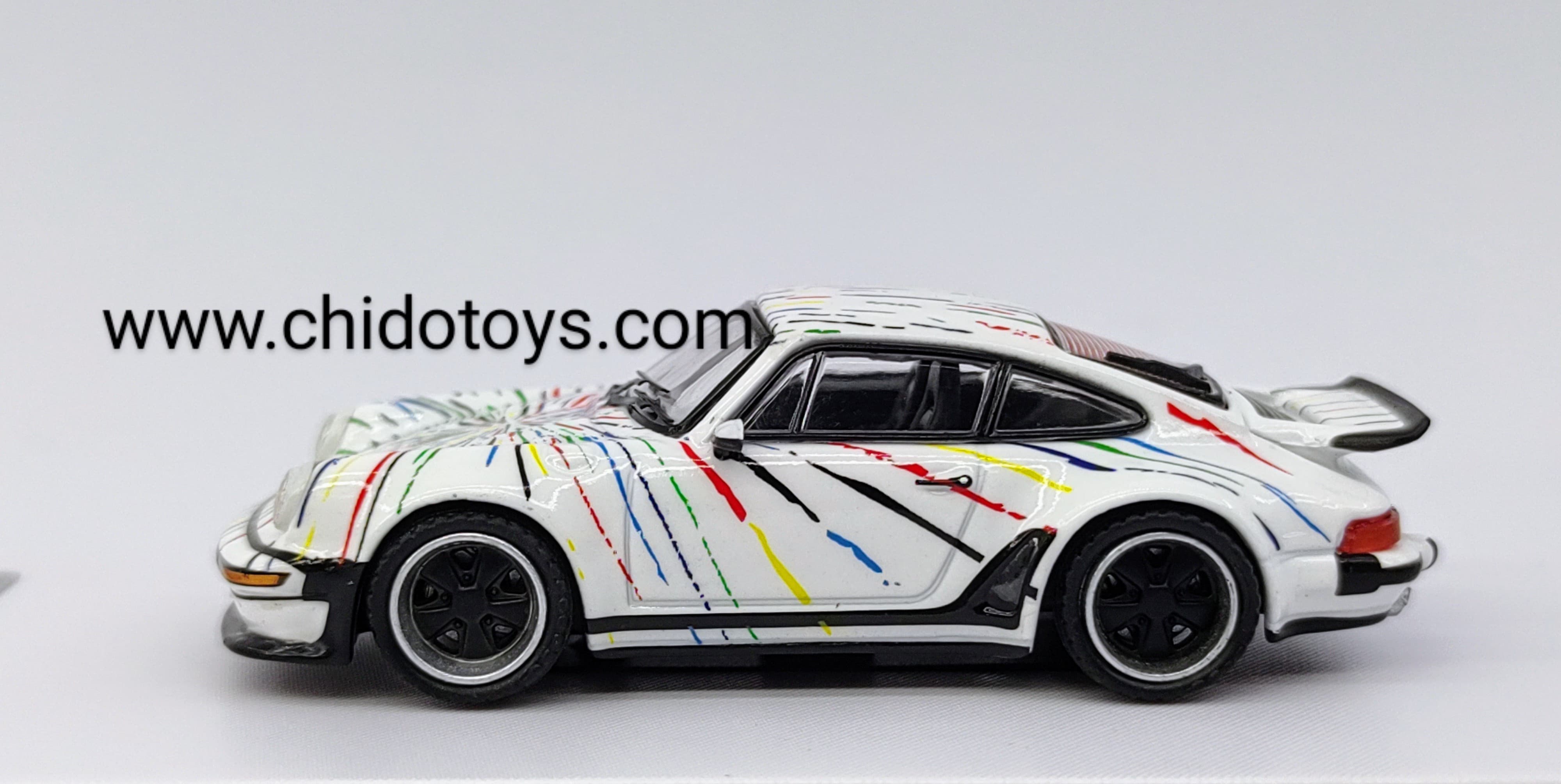 Rhino Model Singer 1:64 blanco con líneas multicolor, llantas de goma funcionales y tapa de motor removible