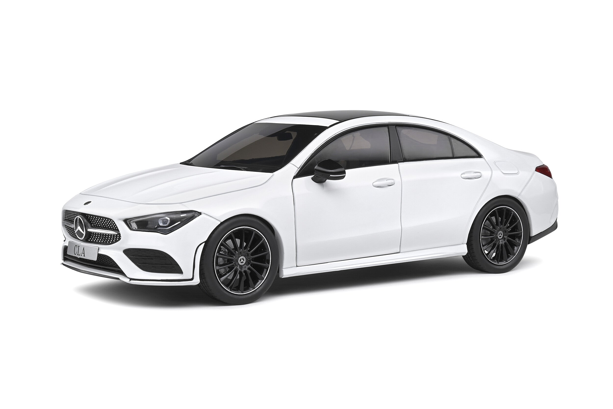 Solido Mercedes-Benz CLA C118 AMG Line 2019 escala 1:18 color blanco con puertas abatibles, techo negro y rines deportivos