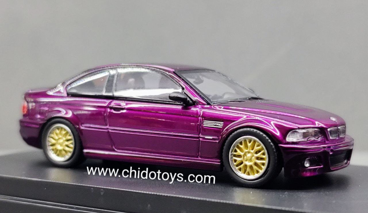 Stance Hunters BMW E46 M3 escala 1:64 morado cromado con rines dorados, llantas de goma y capelo acrílico con base