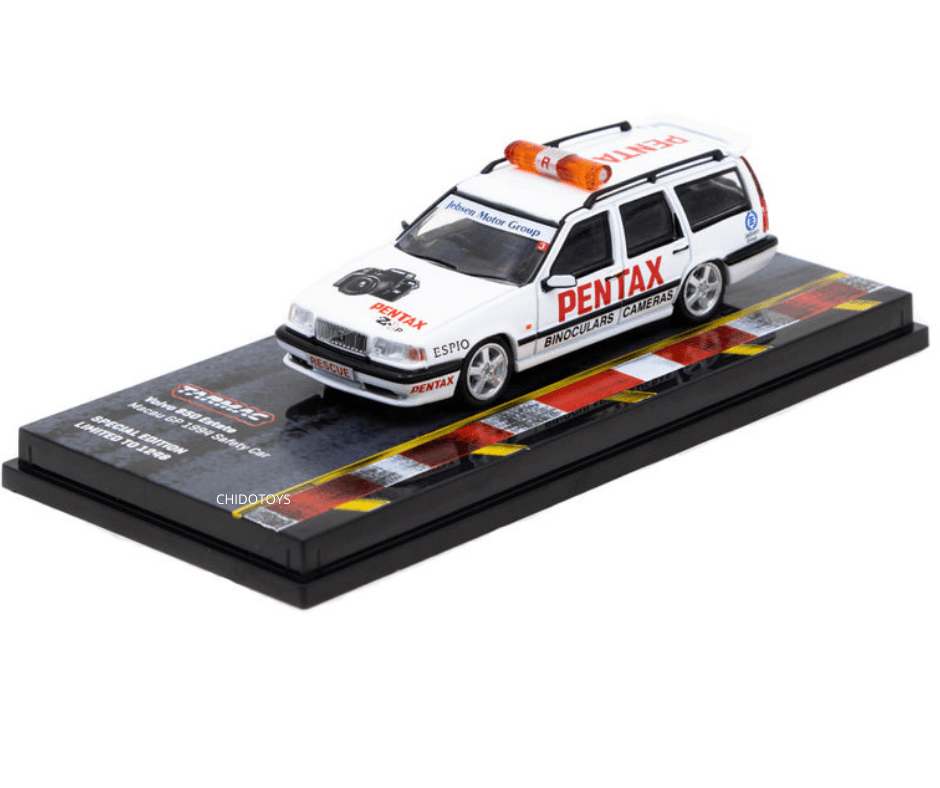 Auto a escala, marca Tarmac, modelo Volvo 850 Estate Macau, color blanco, 14+ - Chido Toys