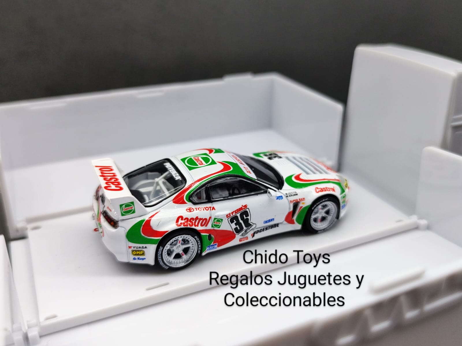 Auto a escala marca Tarmac Works, Modelo Toyota Supra GT JGTC 1995 M. Sekiya / M. Krumm con embalaje de camión - Chido Toys
