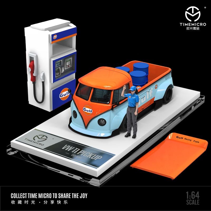 Time Micro VW T1 Pickup Gulf 1:64 azul y naranja con figura, bomba de gasolina, barriles y capelo acrílico