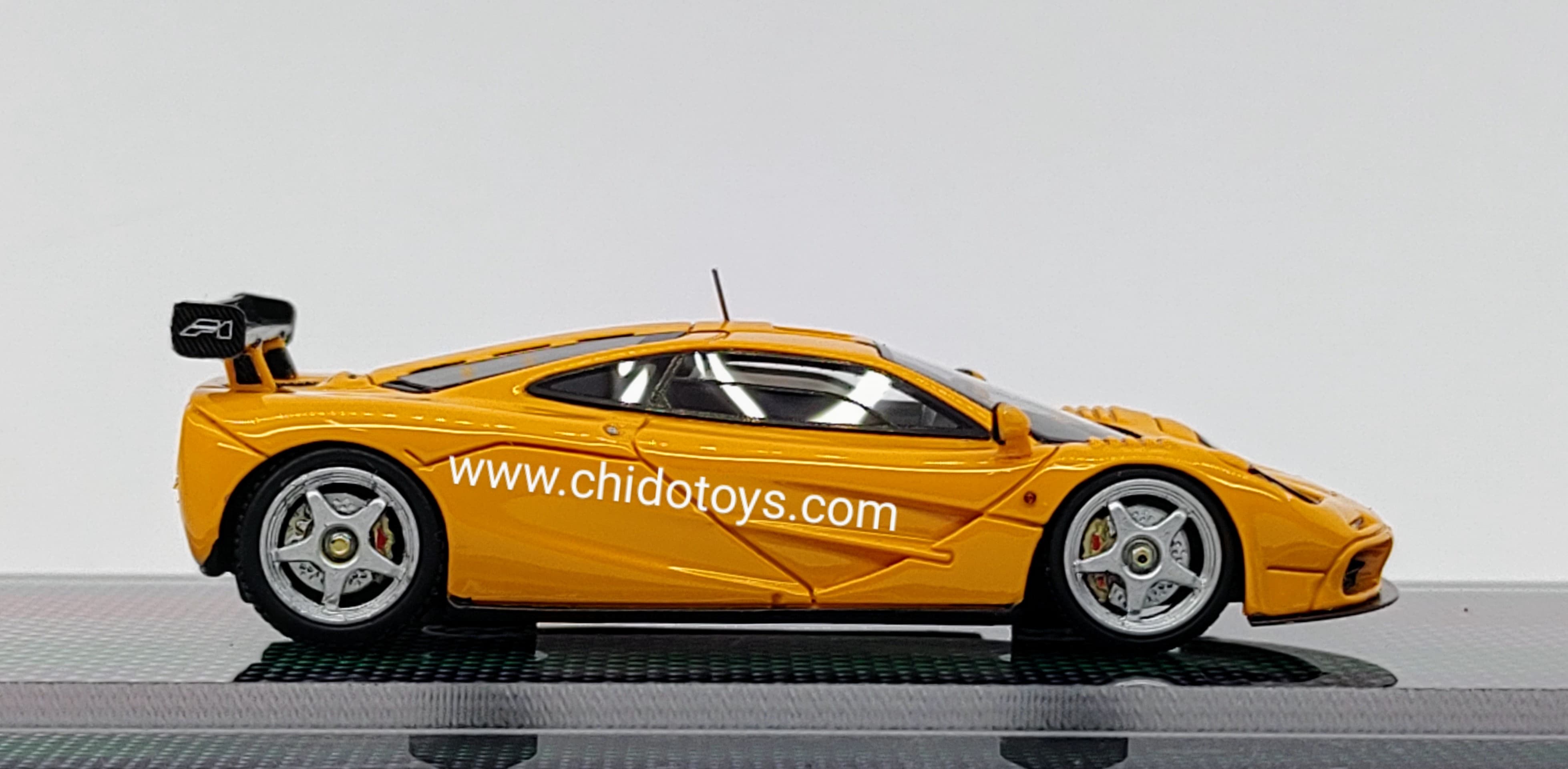 Auto a escala marca U2, Modelo McLaren MF1 LM - Chido Toys