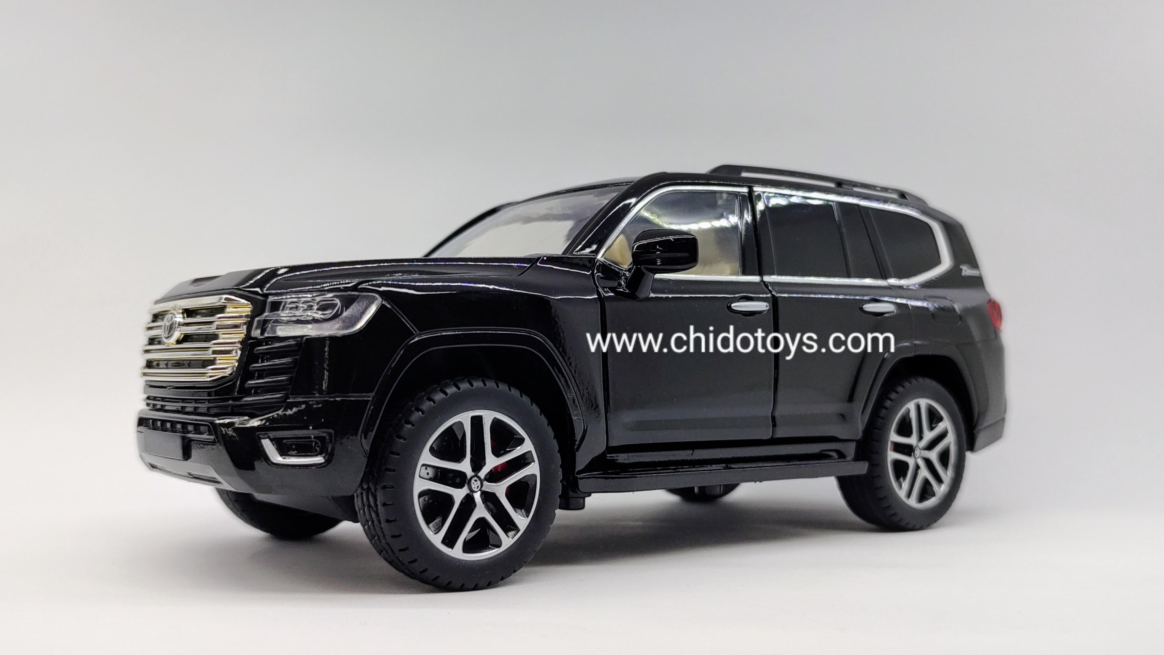 Auto a escala Toyota Land Cruiser 2023 (negro, blanco) - Chido Toys