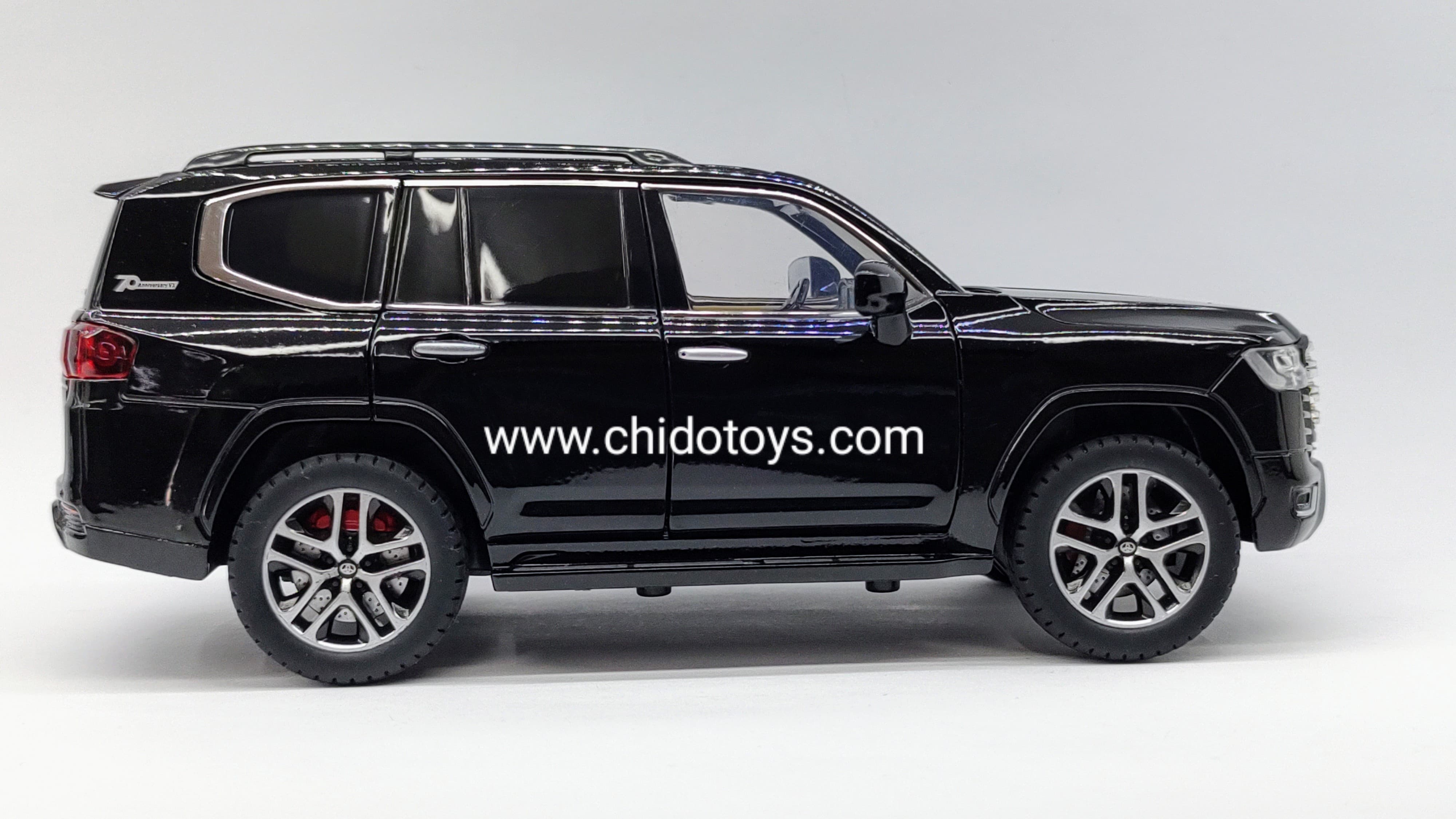 Auto a escala Toyota Land Cruiser 2023 (negro, blanco) - Chido Toys