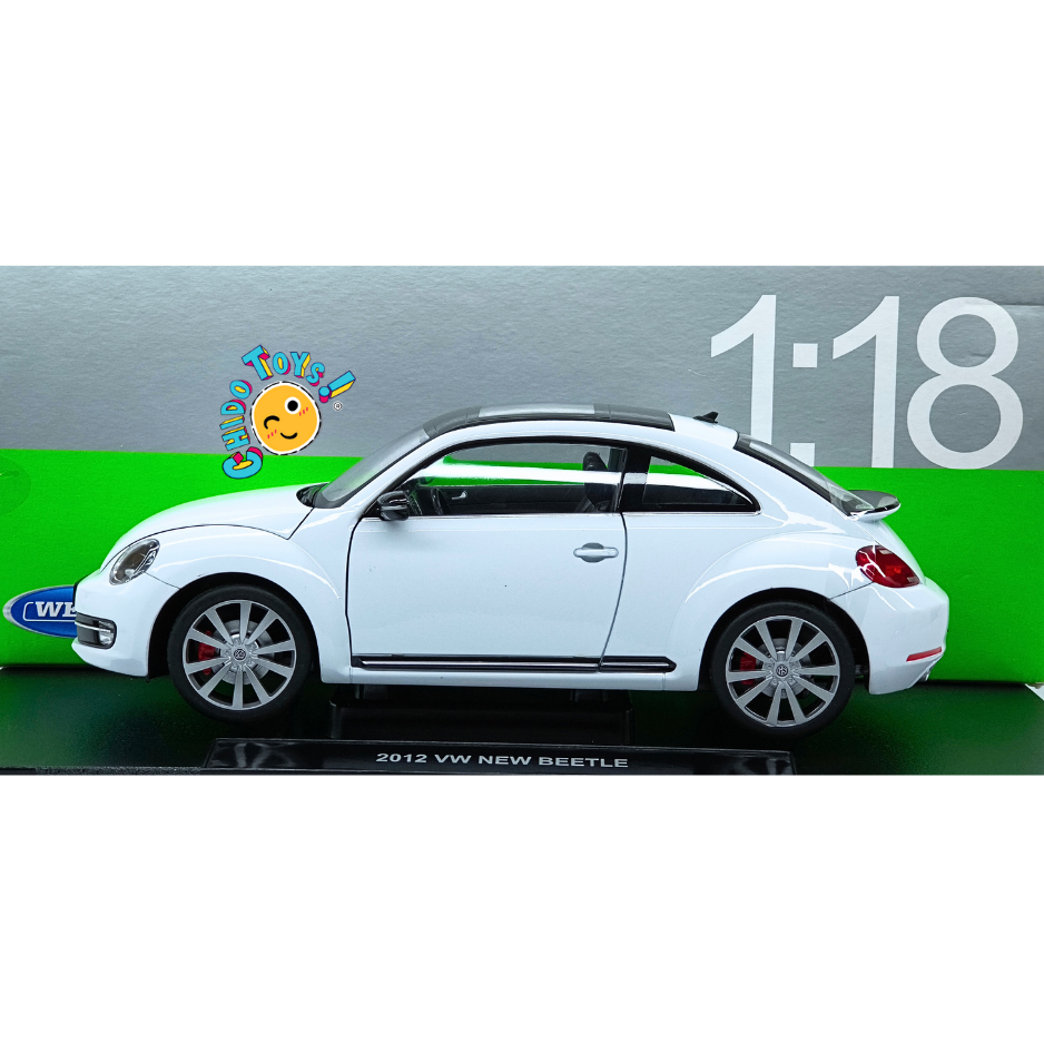 Volkswagen New Beetle 2012 Welly escala 1:18 blanco con techo panorámico fijo, carrocería de metal, llantas de goma y apertura de cofre.
