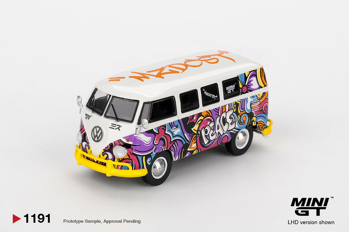 MINI GT Volkswagen Type 2 Kombi Peace 1:64 blanca con grafiti multicolor, llantas de goma, rines clásicos y defensas amarillas.