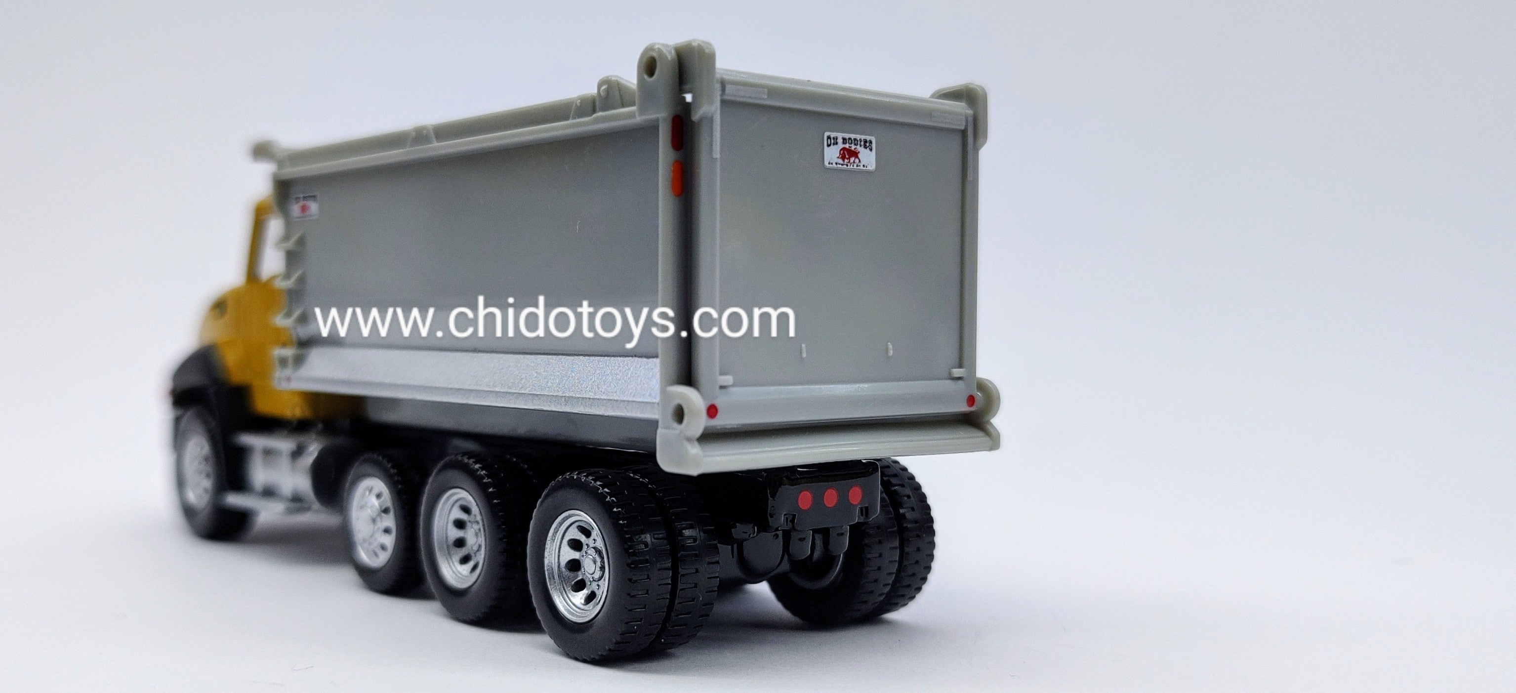 Camión a escala marca CAT, Modelo Camión Volvo CT660 - Chido Toys