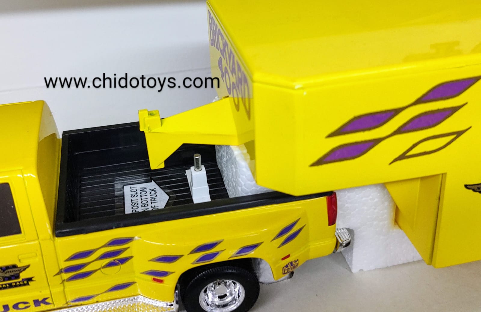 Camioneta a escala marca Brooken Field, Modelo conmemorativo "Brickyard 400" - Chido Toys