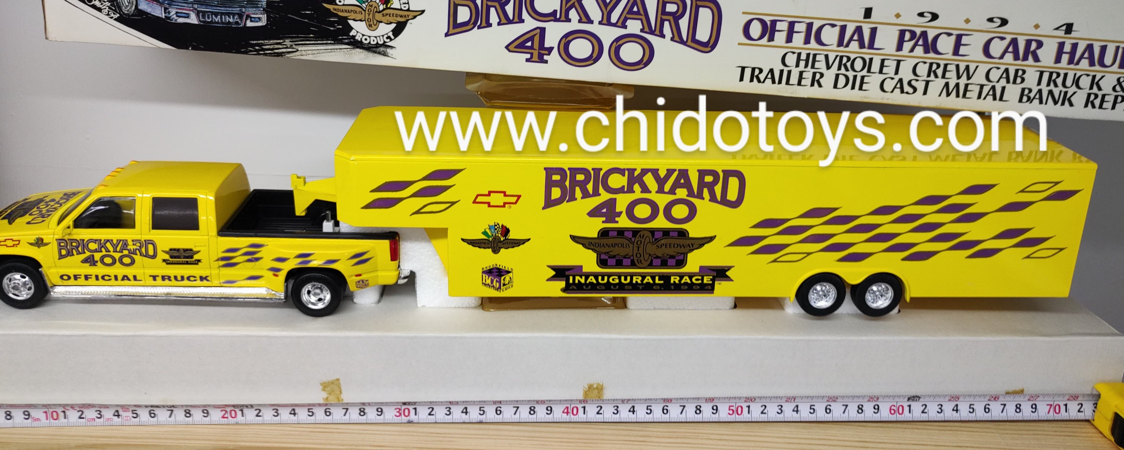 Camioneta a escala marca Brooken Field, Modelo conmemorativo "Brickyard 400" - Chido Toys