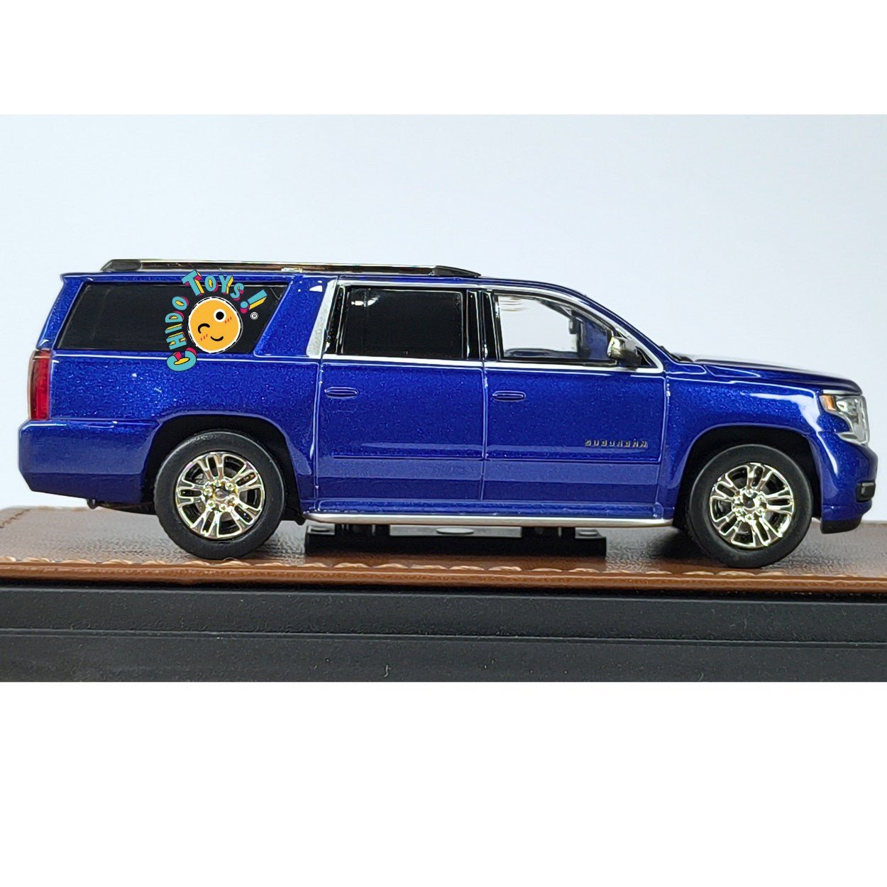 Chevrolet Suburban Azul Metálico 1:64 GOC Vehicle Museum – Modelo Coleccionable Premium - Chido Toys