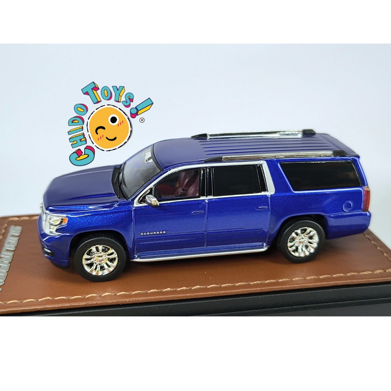 Chevrolet Suburban Azul Metálico 1:64 GOC Vehicle Museum – Modelo Coleccionable Premium - Chido Toys
