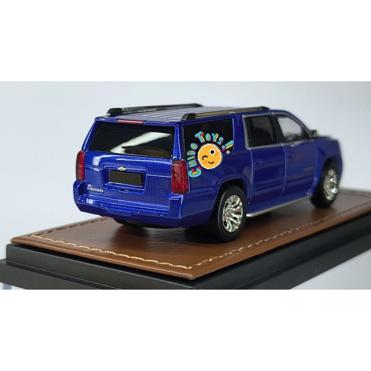 Chevrolet Suburban Azul Metálico 1:64 GOC Vehicle Museum – Modelo Coleccionable Premium - Chido Toys