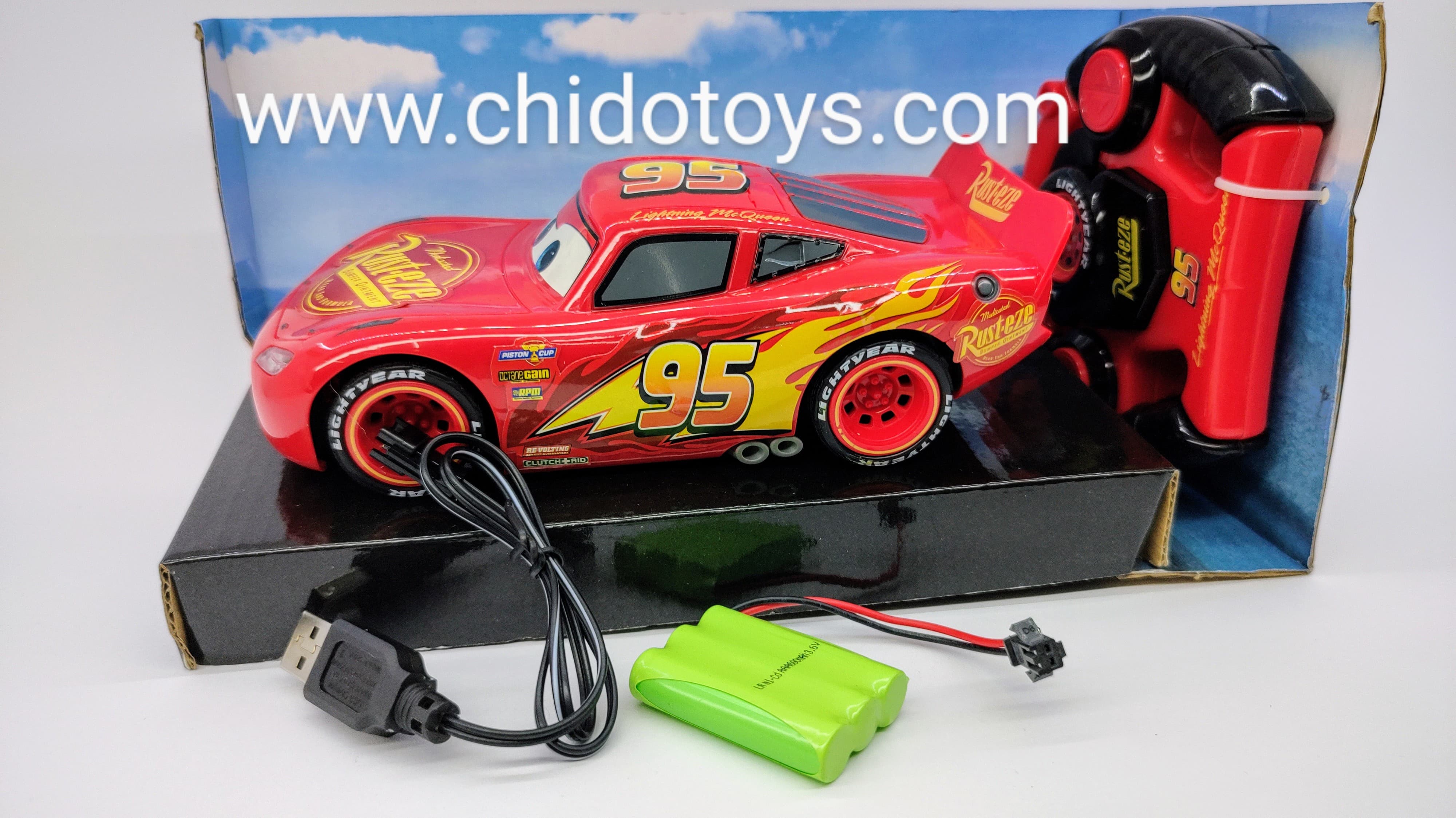 Coche a control remoto Rayo McQueen en su caja, Disney Pixar Cars, visto de frente