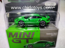 Cargar imagen en el visor de la galería, Auto a escala marca Mini GT modelo Porsche 911 Turbo S Python Verde
