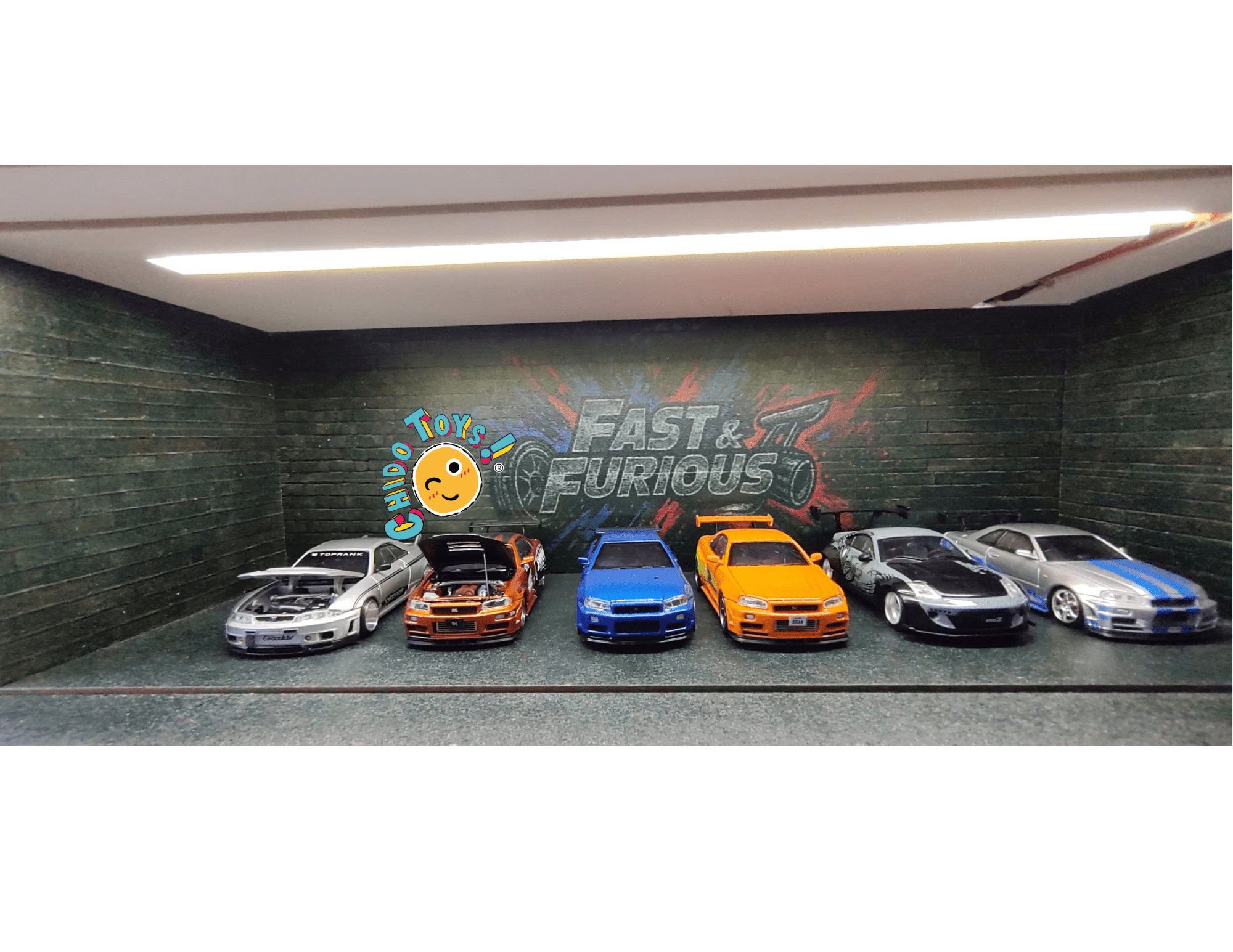 Diorama Furiosos con Iluminación LED y Puerta Acrílica – Ideal para Escalas 1:64 y 1:32, varios modelos - Chido Toys