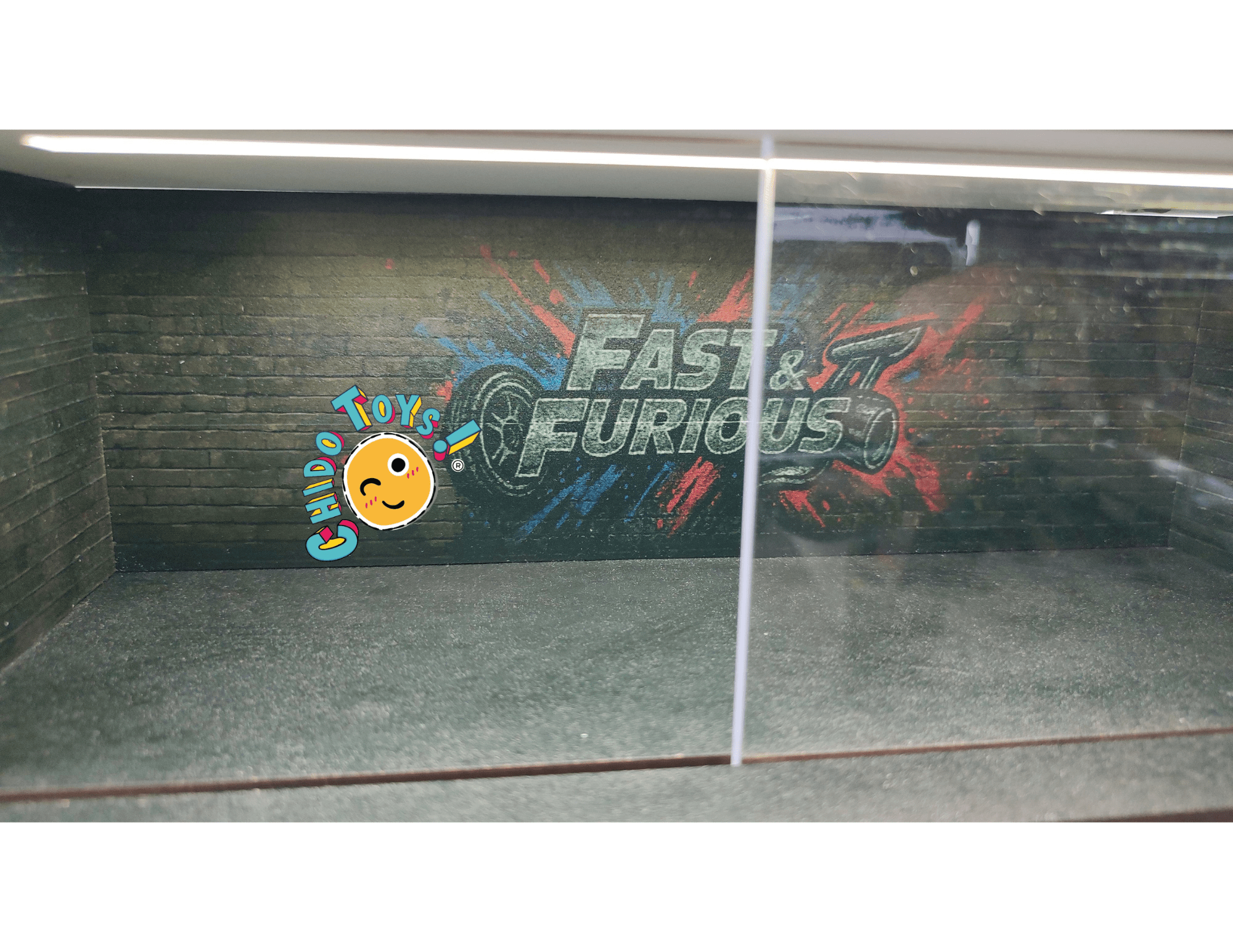 Diorama Furiosos con Iluminación LED y Puerta Acrílica – Ideal para Escalas 1:64 y 1:32, varios modelos - Chido Toys