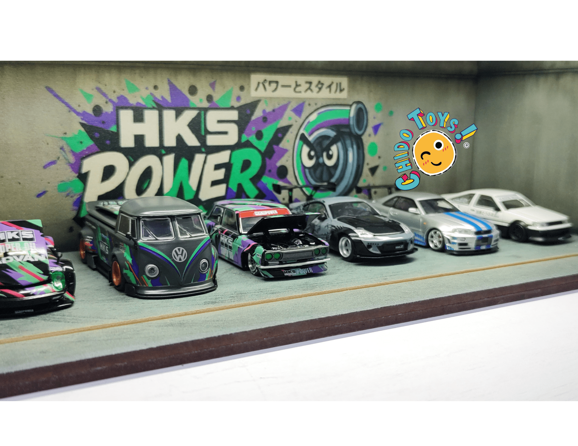 Diorama Turbo con Iluminación LED y Puerta Acrílica – Ideal para Escalas 1:64 y 1:32 - Chido Toys