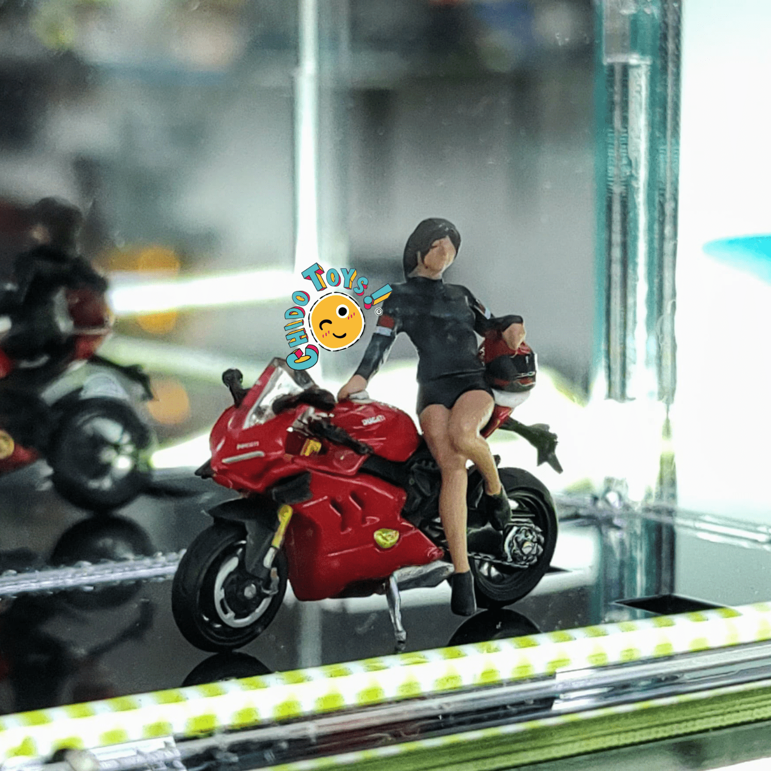 Ducati Panigale V4 S c/ “Ducati Girl” – Mini GT 1:64 - Chido Toys