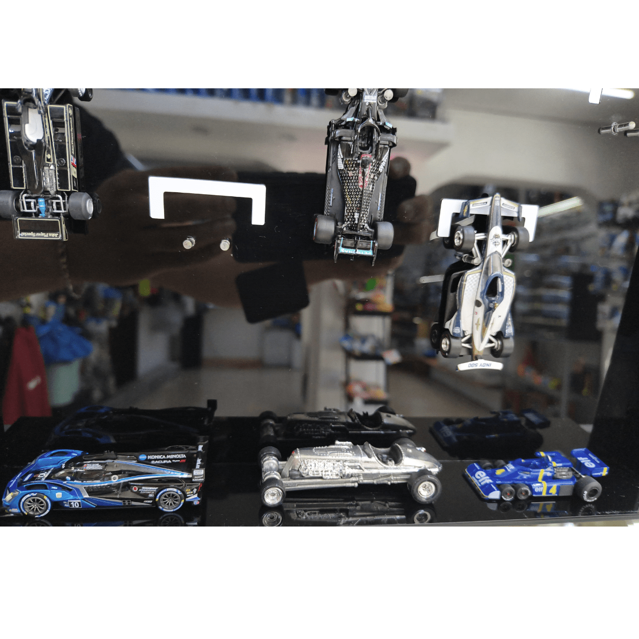 Exhibidor F1 para Autos a Escala 1/64 con Tapa Frontal Desmontable – Chido Toys - Chido Toys