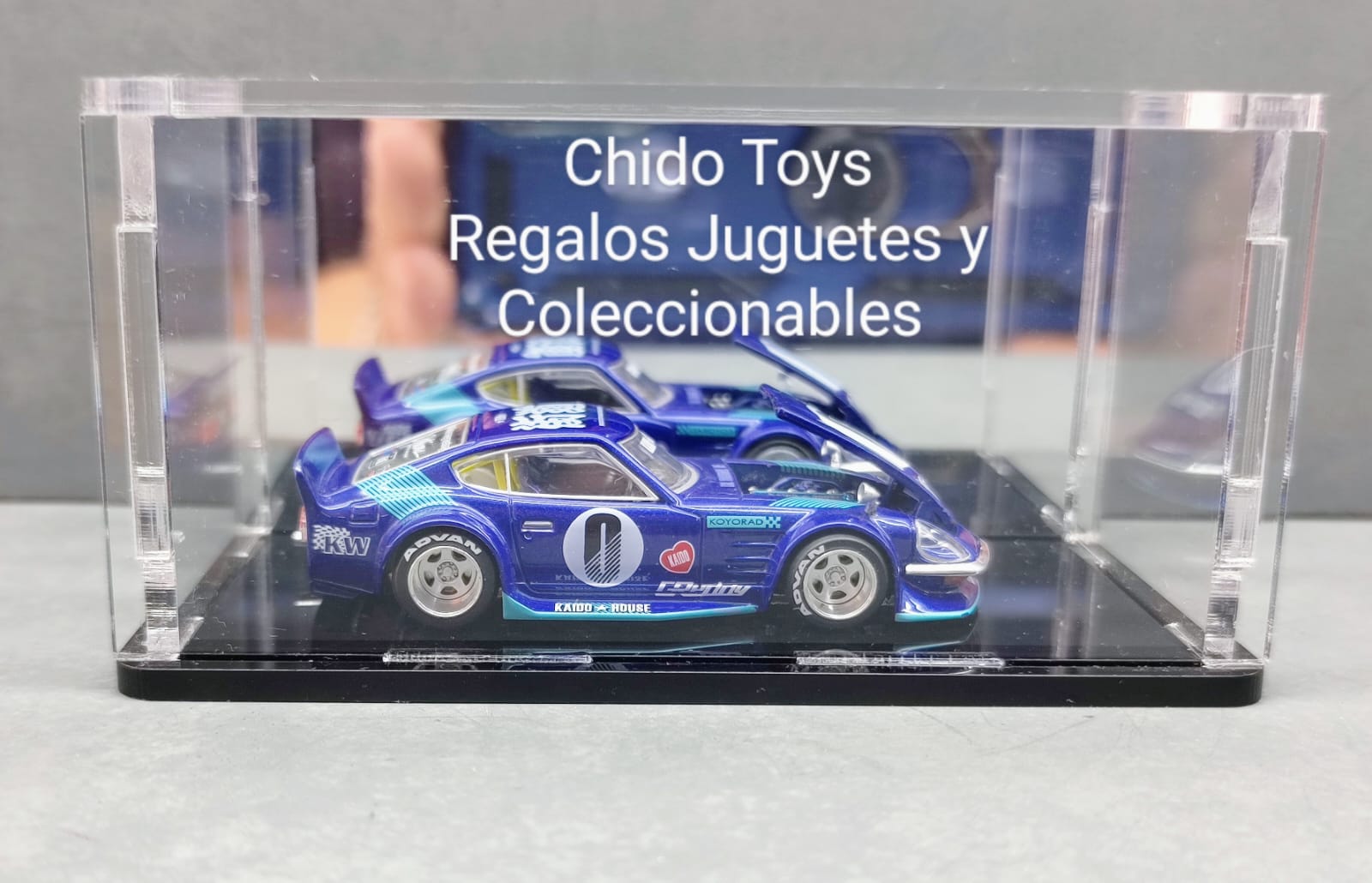 Capelo/exhibidor de acrílico 3 mm para autos 1:64 con base negra y tapa removible.