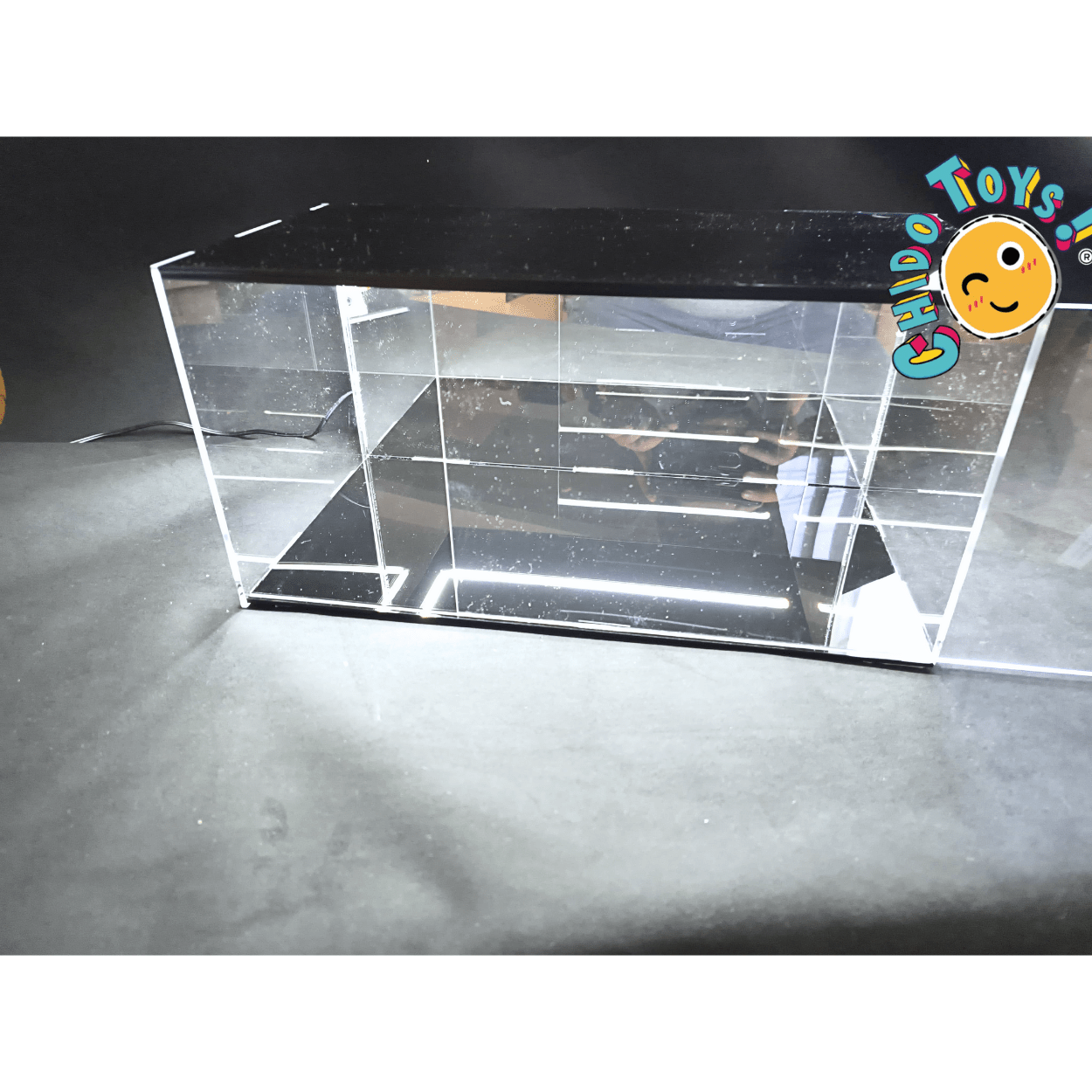 Exhibidor Vitrina con Iluminación LED y Pared Espejo para Modelos Escala 1/18 – Chido Toys - Chido Toys