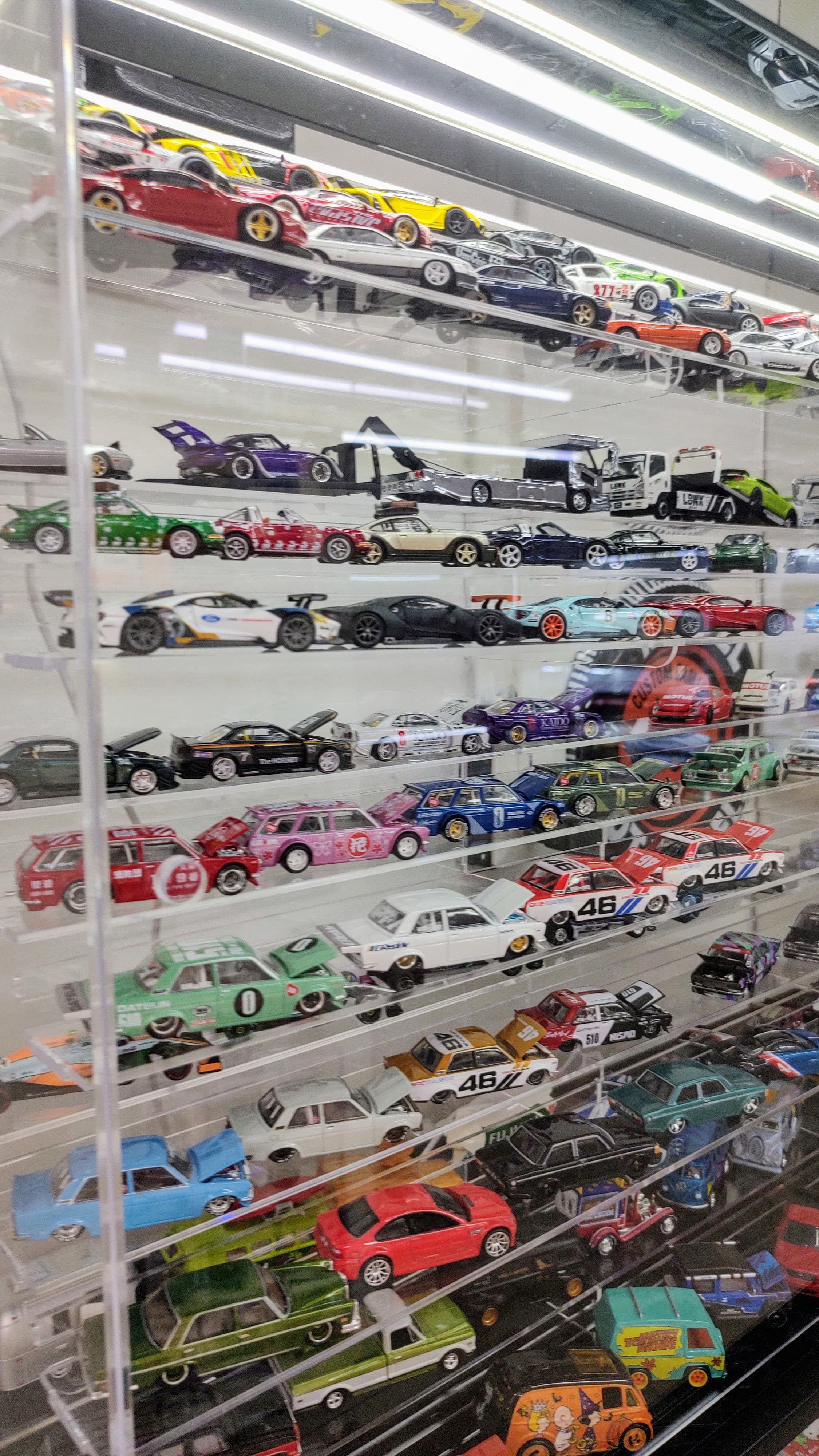 Expositor Iluminado para 150 Autos a Escala 1:64 – Acrílico Premium Hecho en México - Chido Toys