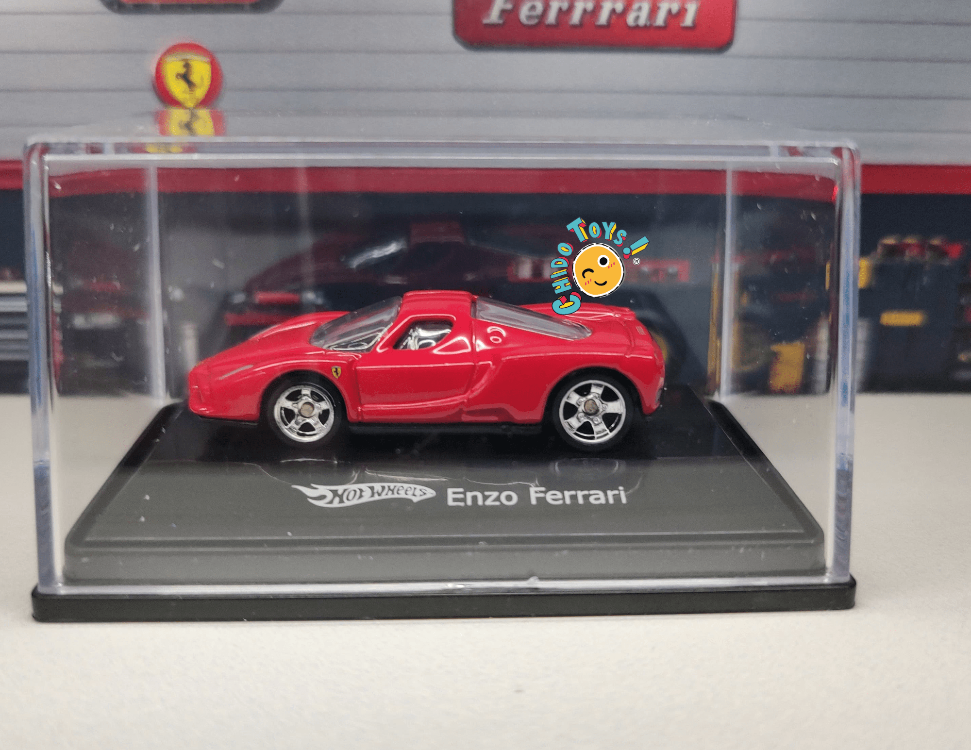 Ferrari Enzo 1:87 – Hot Wheels (2007, con Capelo y Base) - Chido Toys