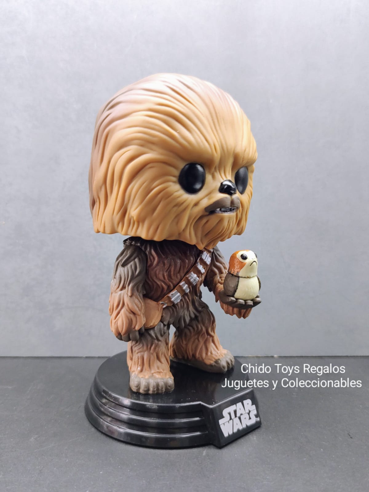 Figura de Vinyl, marca Funko, Modelo Chewbacca con Porg, edad 6+ - Chido Toys