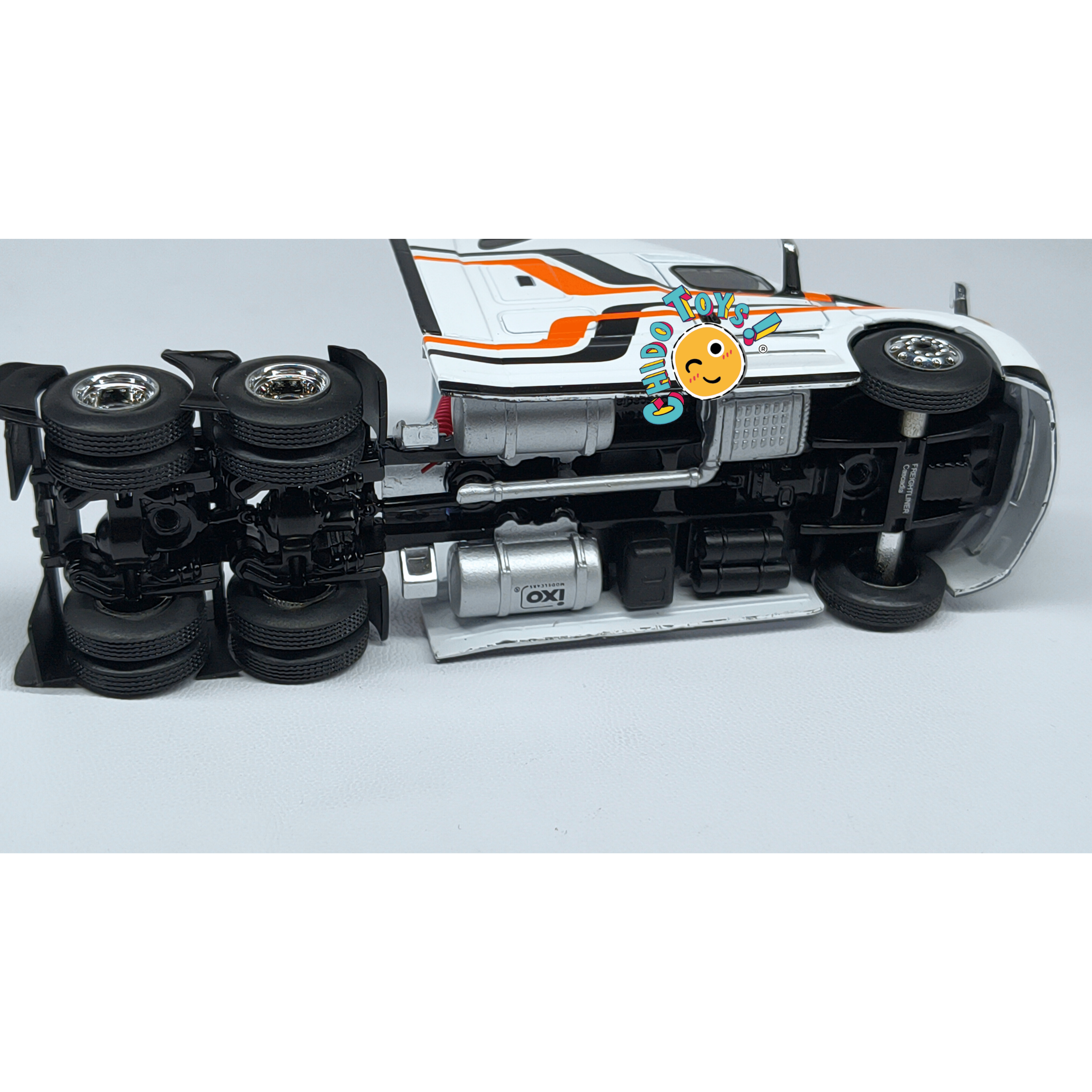 Freightliner Cascadia 2018 iXO Models 1:64 blanco con gráficos - Chido Toys