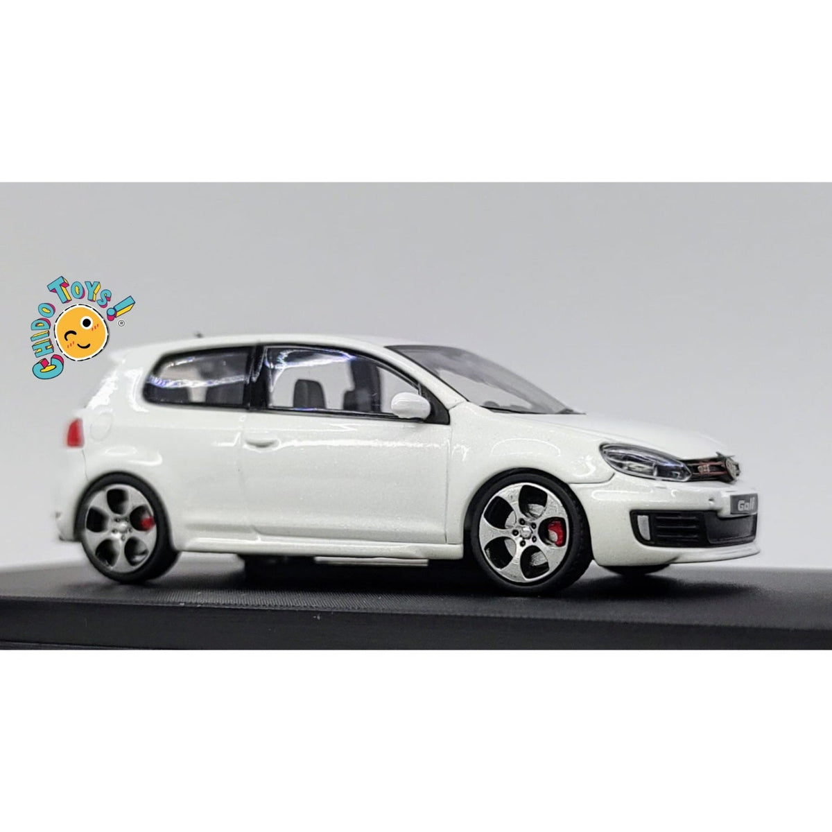 Golf GTI MK6 marca Maxwell –Pasión y Detalle en Dos VeMaxwell Volkswagen Golf GTI Mk6 1:64 blanco con llantas de goma, apertura de cofre, motor detallado, base y capelorsiones - Chido Toys
