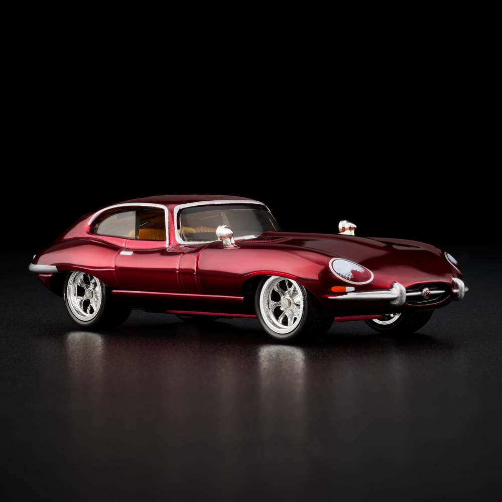 Hot Wheels RLC Jaguar E-Type 1964 escala 1:64 rojo Spectraflame, con cofre abatible, rines plateados y capelo transparente.