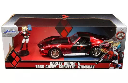 Jada Toys Corvette Stingray 1969 1:24 rojo y negro con llantas de goma, gráficos Harley Quinn y figura con base.