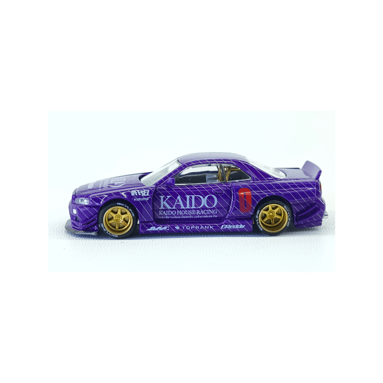 Kaido House 048 Nissan Skyline GT - R R34 CHASE 1:64 rines dorados - Chido Toys